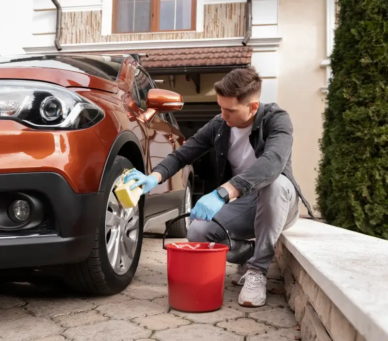 Lavage auto à domicile Javené : professionnel intervenant sur un véhicule